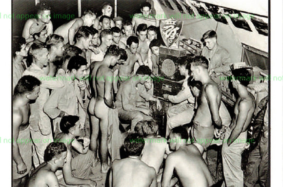 POSTCARD / Marines nudes + radio in the Pacific