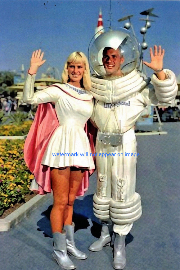 POSTCARD / Space Man + Space Girl, 1957