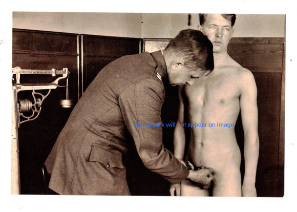 POSTCARD / Nude soldier medical exam