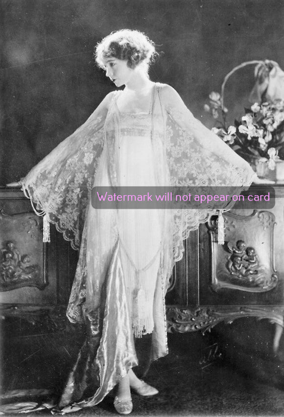 POSTCARD / Lillian Gish in lace dress