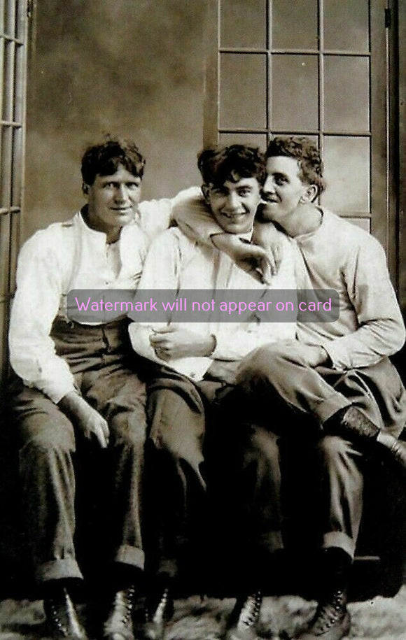 NOTE CARD / Three affectionate men, 1910s