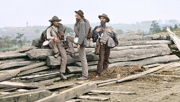 Postcard / Three American Civil War soldiers on logs