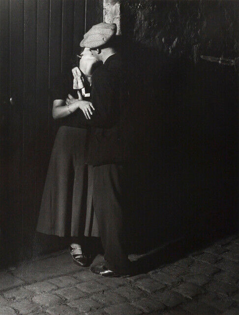 POSTCARD / BRASSAI / Lovers, Place d'Italie, Paris 1932
