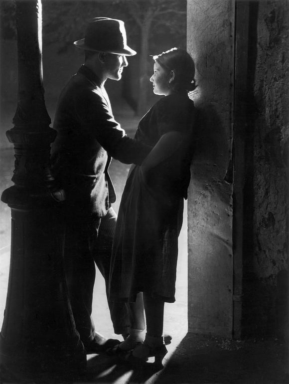 POSTCARD / BRASSAI / Couple, la nuit dans Paris 1932