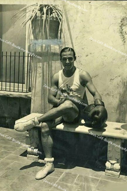 POSTCARD / Rudolph Valentino with boxing gloves