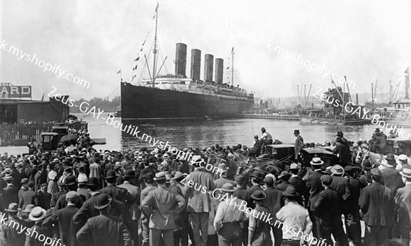 POSTCARD / The Lusitania leaving Port of New York on its last voyage, 1915