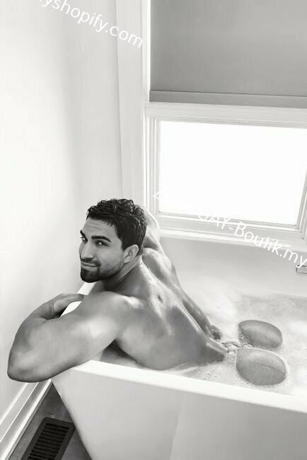 POSTCARD / Sergio nude in tub with butt out