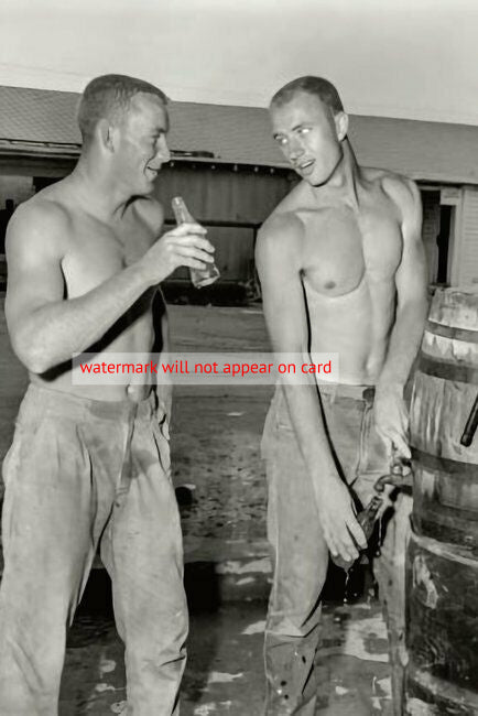 POSTCARD / Two soldiers drinking from bottles