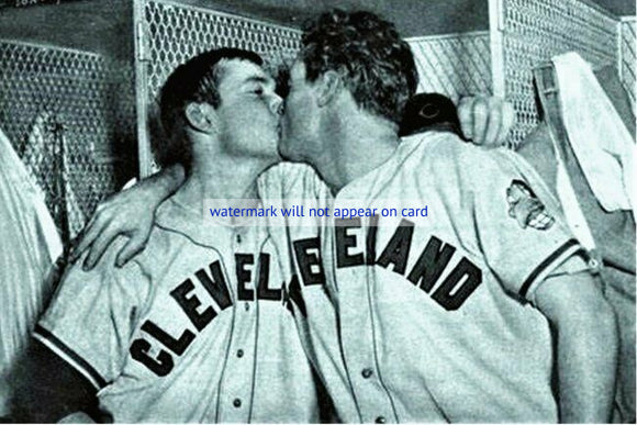 POSTCARD / Baseball players kissing / Bob Lemon + Gene Bearden, 1948