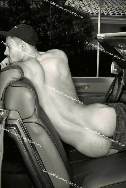 POSTCARD / Ben nude in car