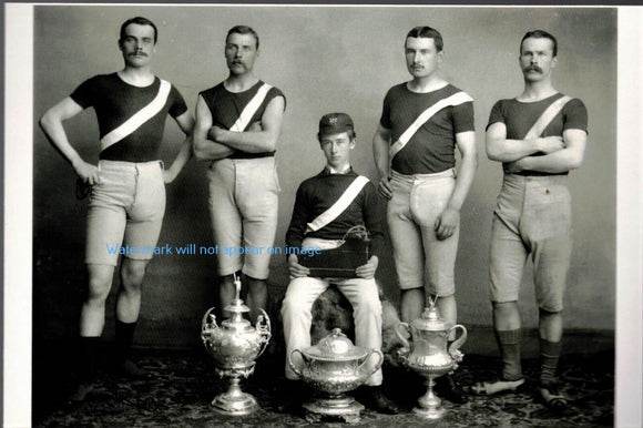 POSTCARD / Group of Irish oarsmen champions with bulges, 1885