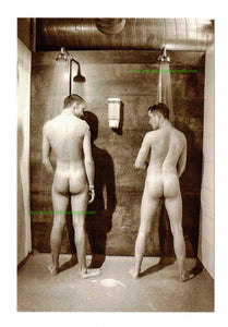 POSTCARD / Two nude WWII soldiers in shower