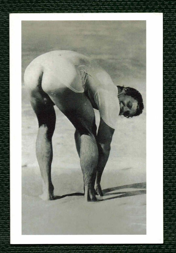 NOTE CARD / Nude man bending down on the beach