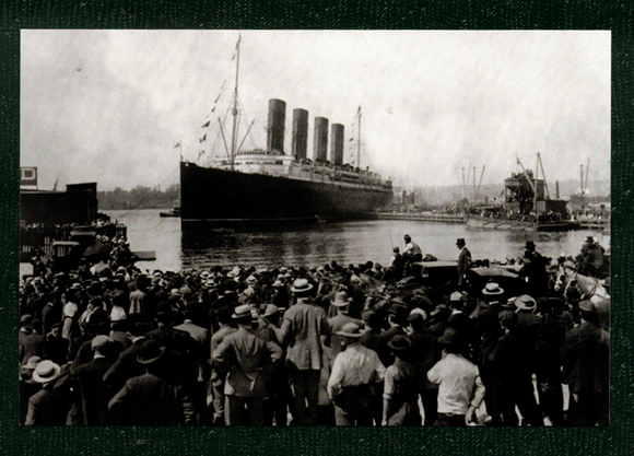 POSTCARD / The Lusitania leaving Port of New York on its last voyage, 1915