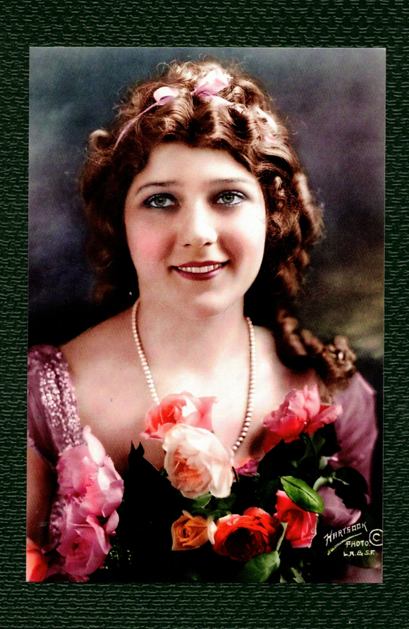 POSTCARD / Mary Pickford with roses, 1918