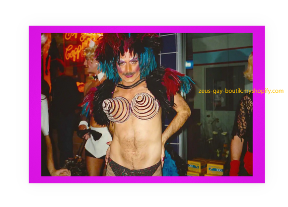 POSTCARD / Drag queen with cone brassiere