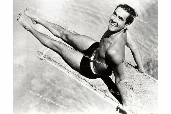 POSTCARD / Tyrone Power in swimsuit at the pool