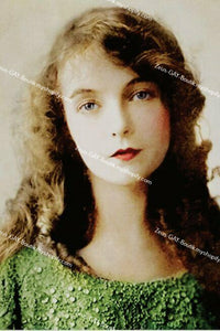 POSTCARD / Lillian Gish in green dress