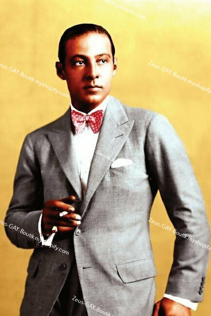 POSTCARD / Rudolph Valentino with cigarette