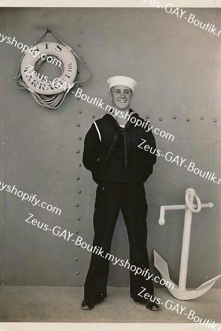 POSTCARD / WWII Smiling Sailor + Anchor
