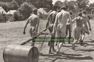 POSTCARD / Soldiers nude working in fields