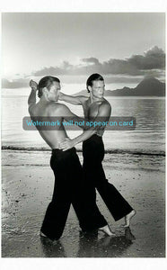 GREETING CARD / Two male dancers on shore