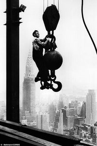 POSTCARD / HINE, Lewis / Worker, Construction of the Empire State Building, 1930