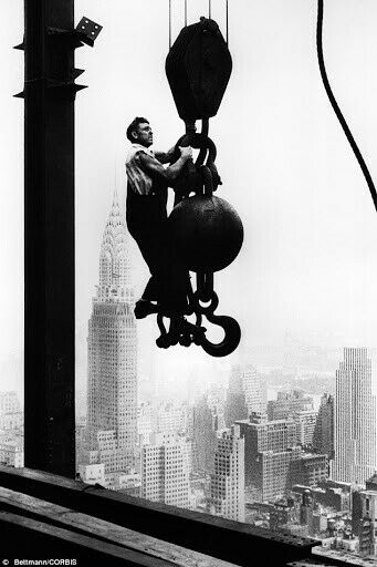 POSTCARD / HINE, Lewis / Worker, Construction of the Empire State Building, 1930