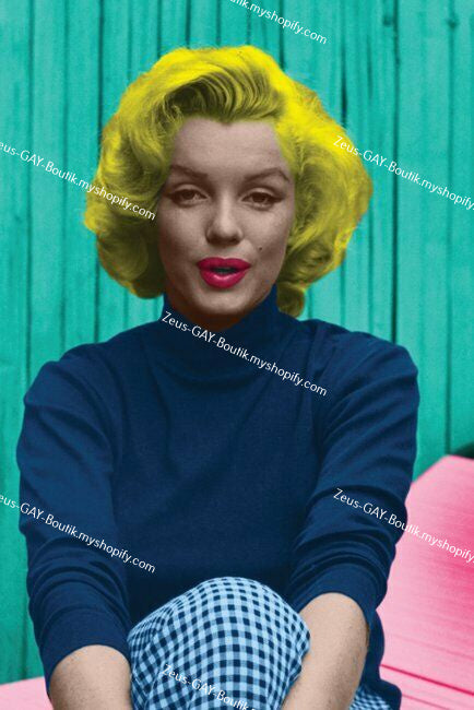 POSTCARD / Marilyn Monroe on blue