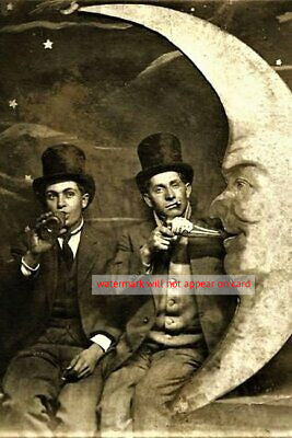 POSTCARD / New York drinking men + paper moon, 1900's