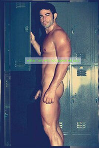 POSTCARD / Tex Murdoch nude in gym lockers